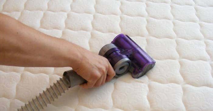 vacuuming-mattress