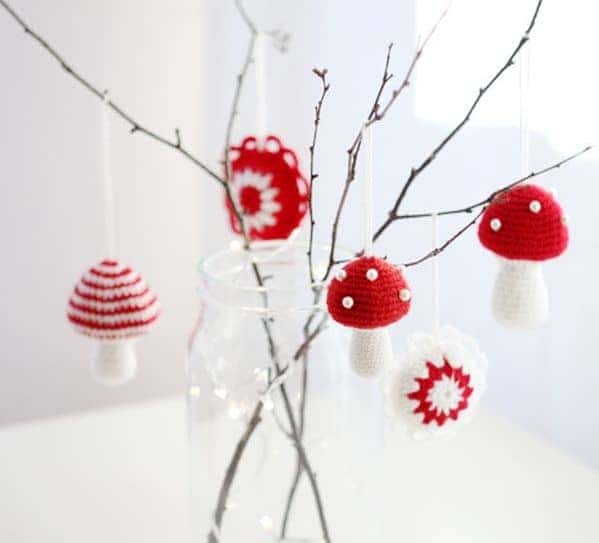 Crocheted-mushrooms-make-a-minimalist-decoration