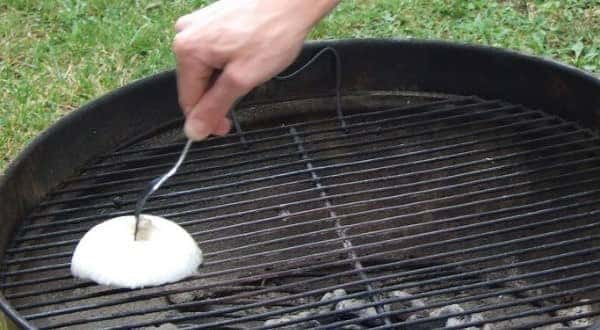 cleaning-grill-with-onion