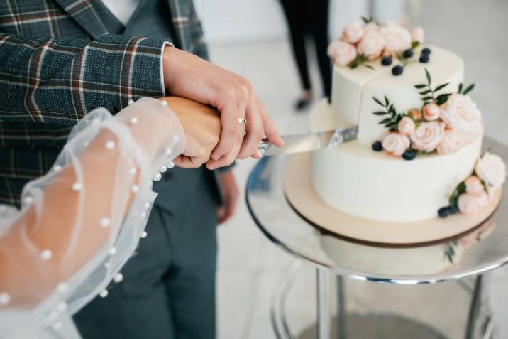 newlyweds slicing their wedding cake