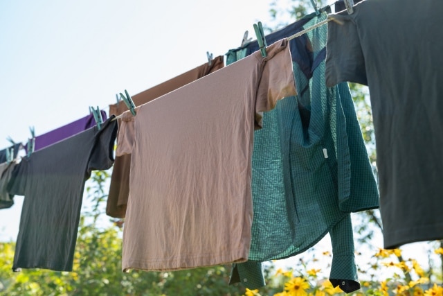 How to hang out washing - Hang cleverly to avoid peg marks