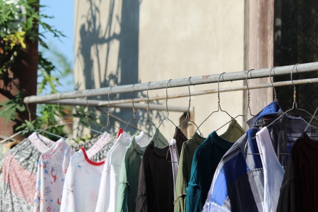 How to hang out washing - Use hangers to dry without creasing