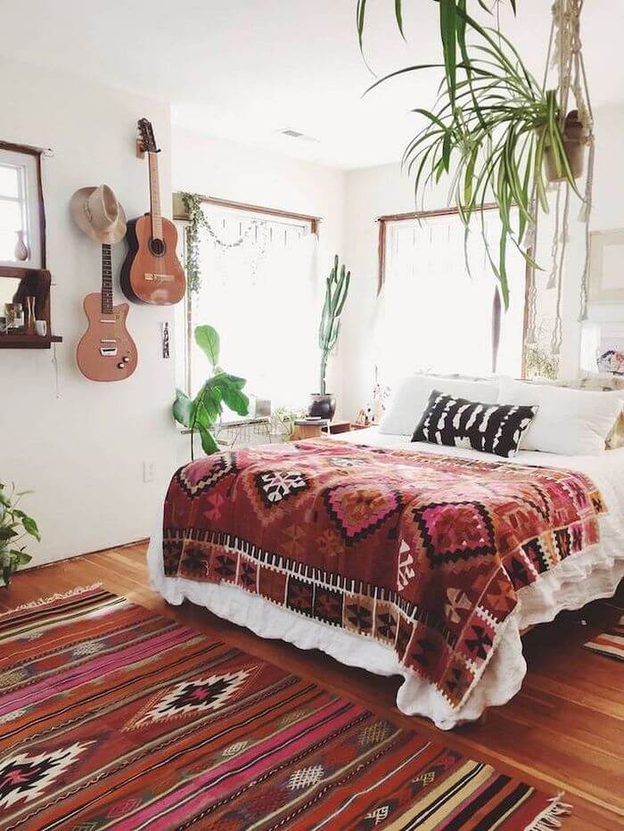 hanging-guitars-bedroom-wall