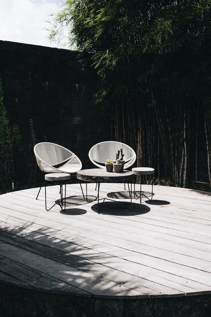 monochrome circular decking idea