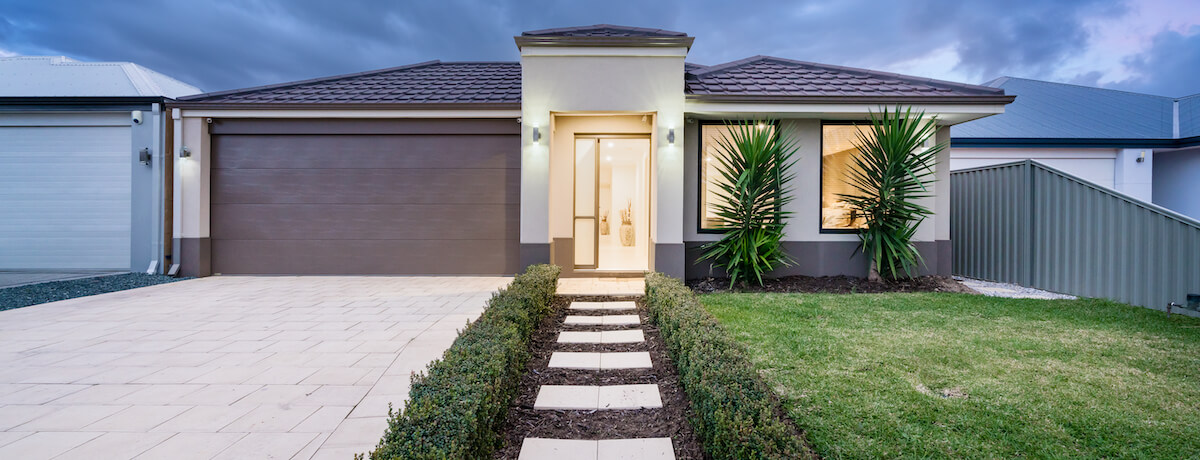 Featured image of post Low Maintenance Landscaping Ideas For Front Of House - This is a fantastic idea to add a little curb appeal to the front of the house.