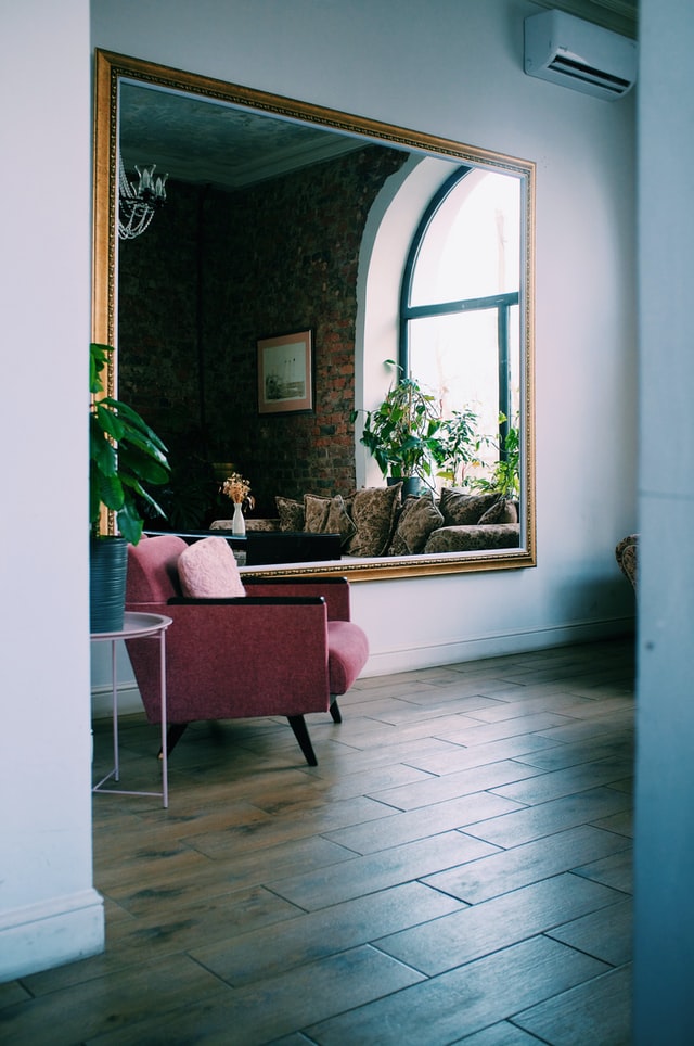 feng-shui-living-room-mirror