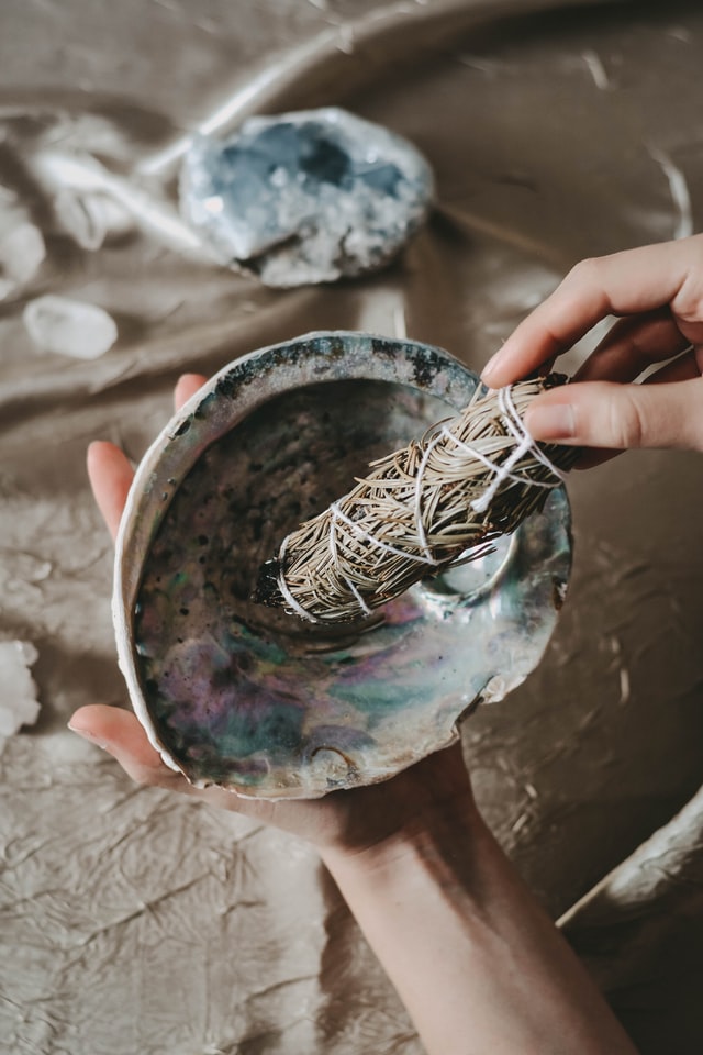 feng-shui-liviing-room-smudging