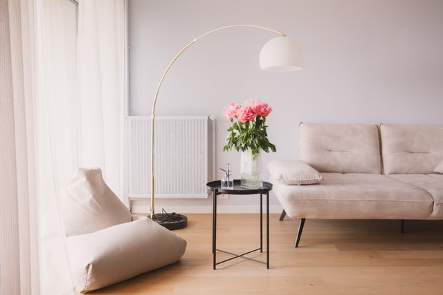 minimalist-living-room-flowers