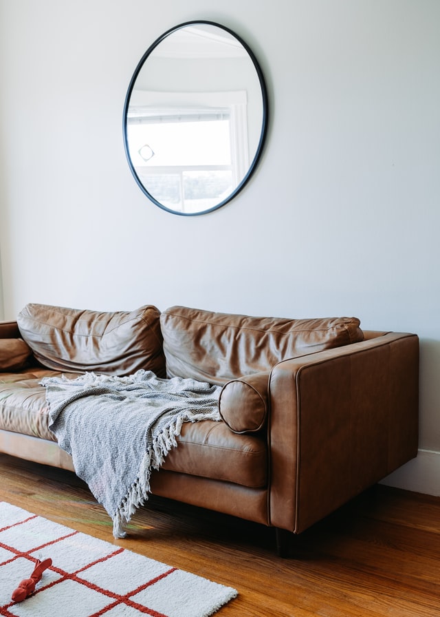 rustic-living-room-pop-of-red