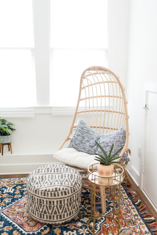 minimalist-living-room-swing-chair
