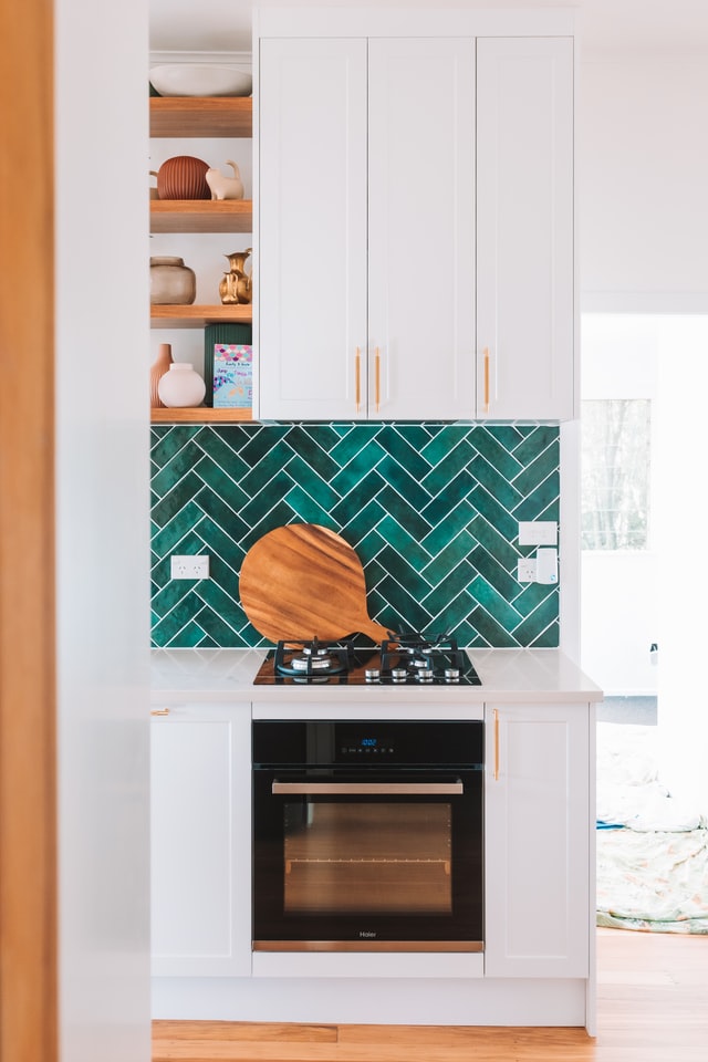 modern-kitchen-open-shelving