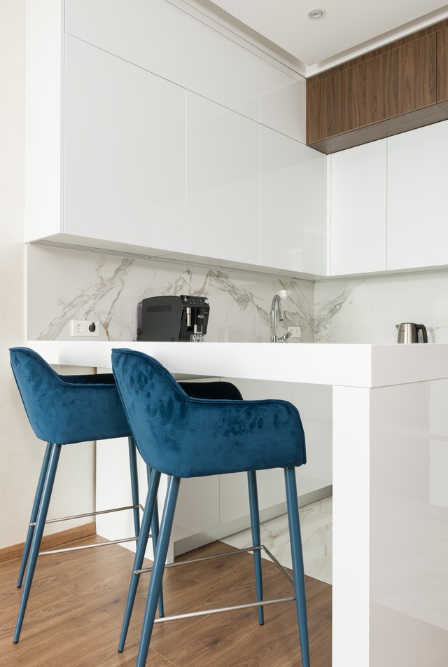 white-kitchen-with-coloured-chairs