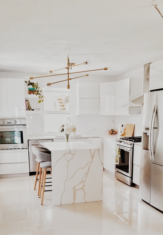 white-kitchen-with-marble