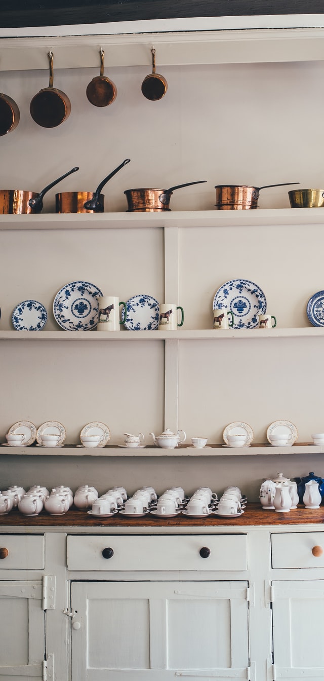 farmhouse-kitchen-shelving