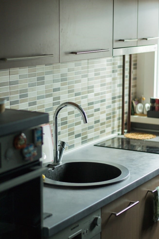 grey-shelving-grey-tiles