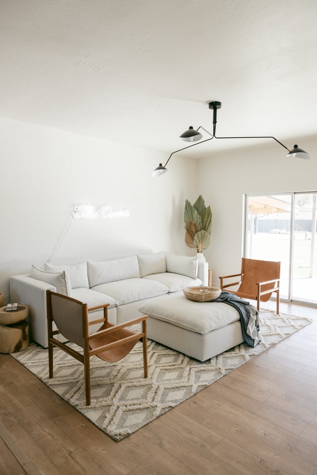 modern-living-room-statement-light