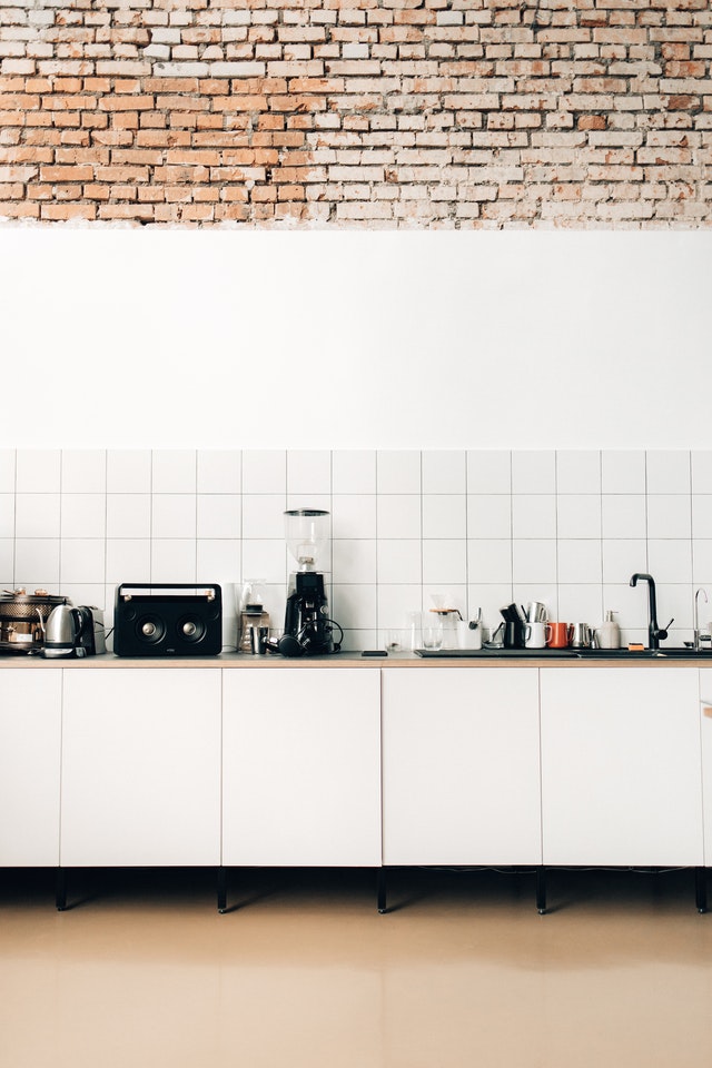 farmhouse-kitchen-brick-feature