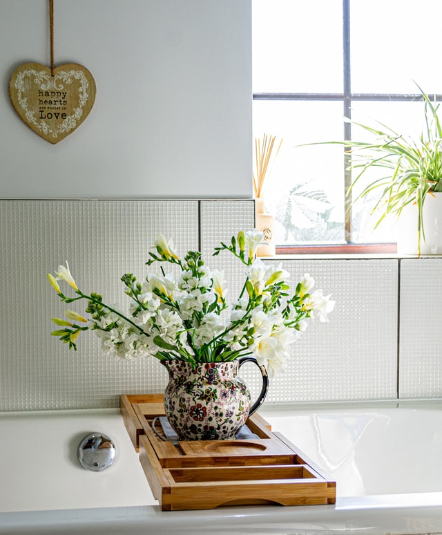 farmhouse-kitchen-fresh-florals