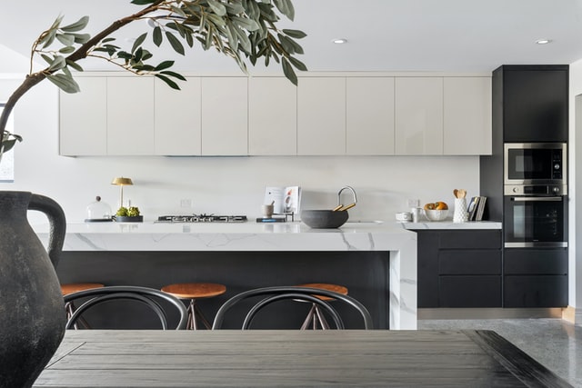 black-kitchen-coastal