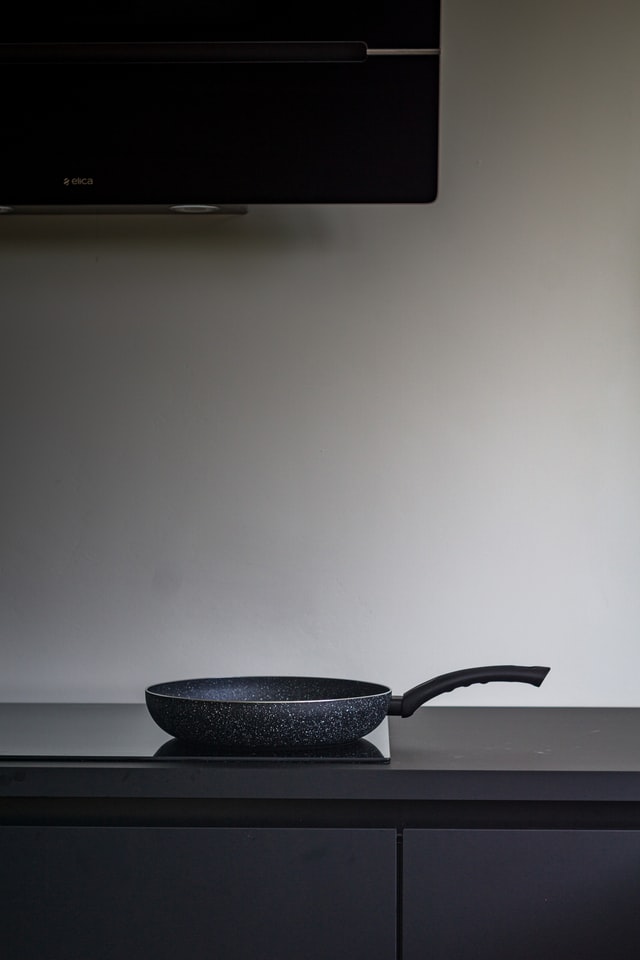 black-kitchen-with-black-sauscepan
