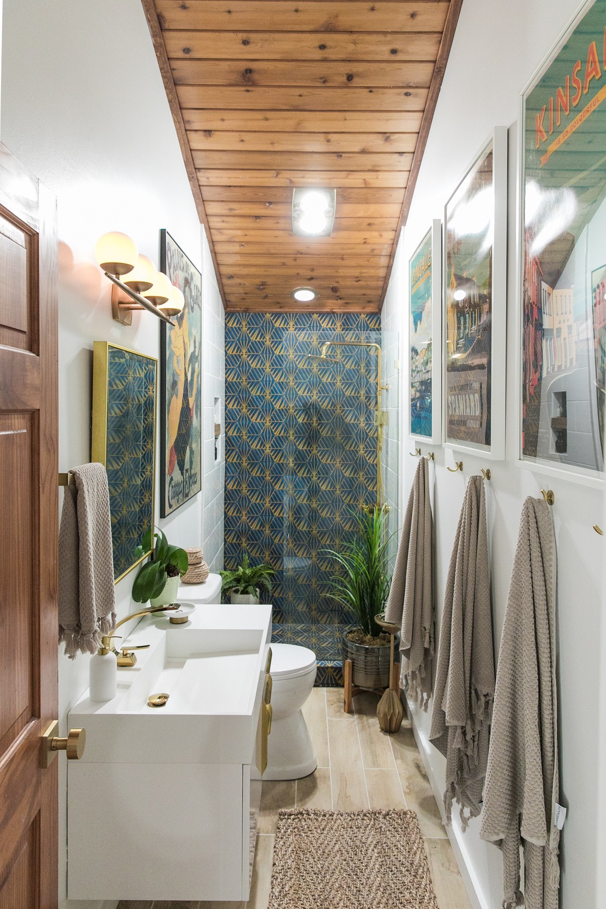 Banyoda ahşap çatı ve özellikli duvar