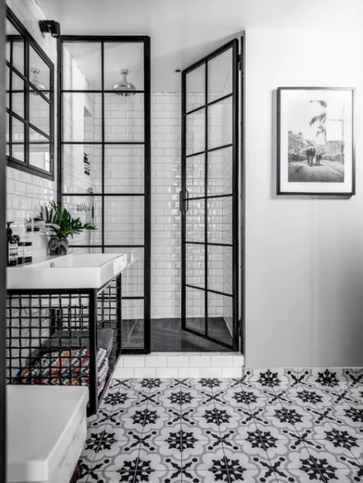 zwart-wit badkamer met aluminium douchewand
