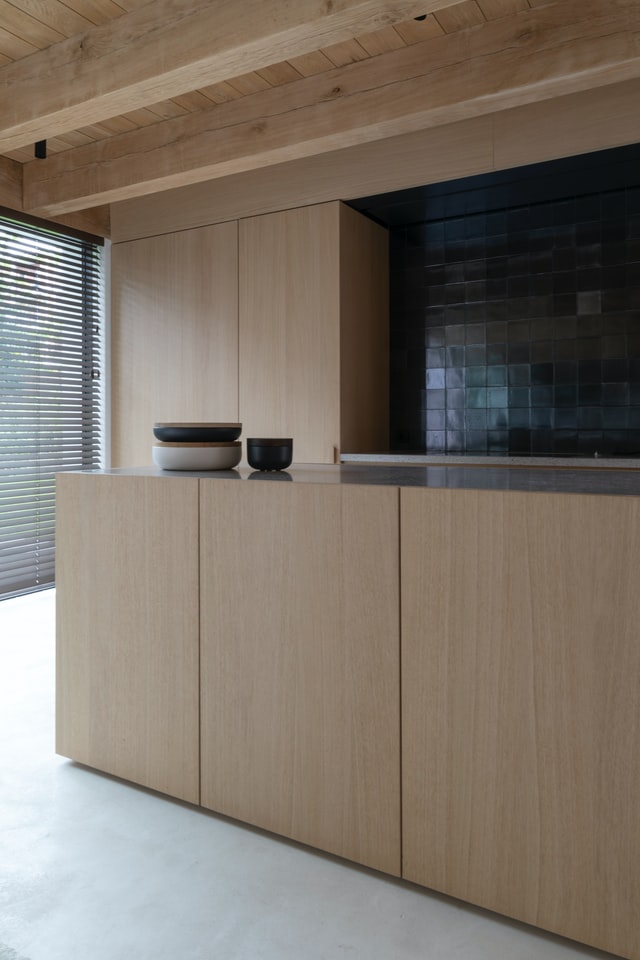 kitchen-colour-schemes-black-tile-warm-timber