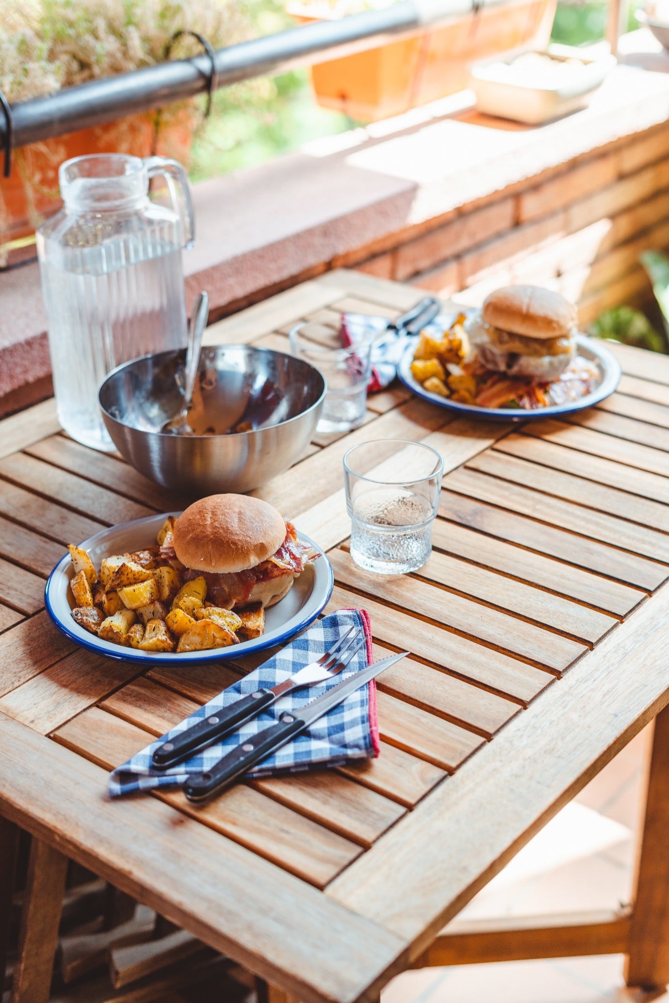 outdoor-kitchen-burgers