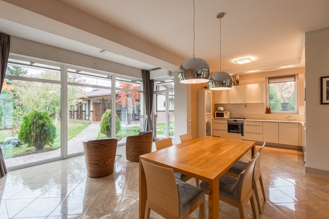 kitchen-lighting-contrasting-silver