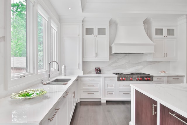 L-shaped-kitchen-marble-splashback