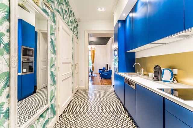 retro-kitchen-bright-blues