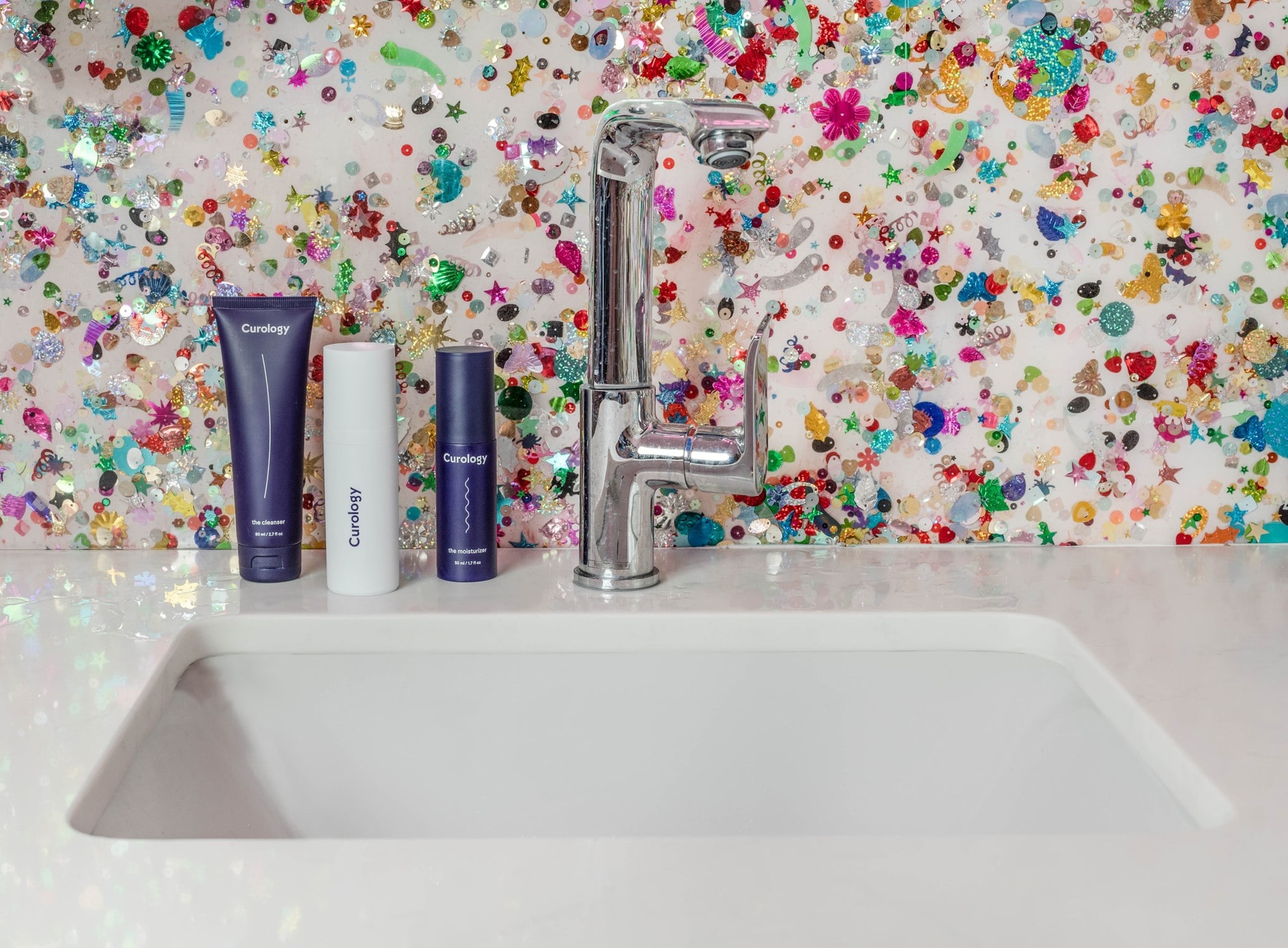 bathroom-wallpaper-colourful-specks