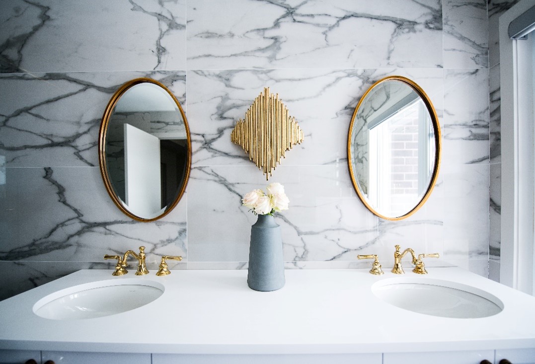 bathroom-wallpaper-faux-luxe