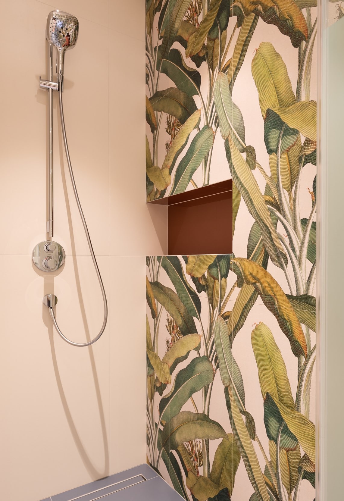 bathroom-wallpaper-shower