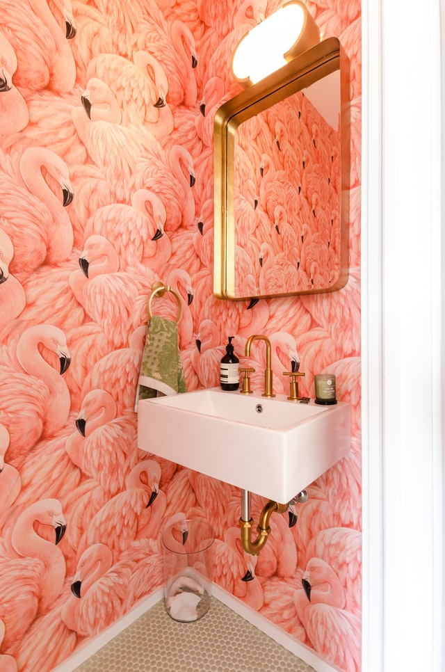 bathroom-wallpaper-flamingos