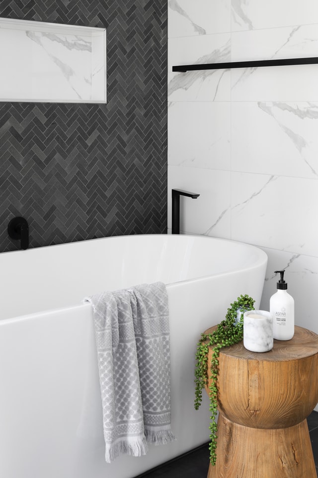 modern-contemporary-bathrooms-grey-white-timber