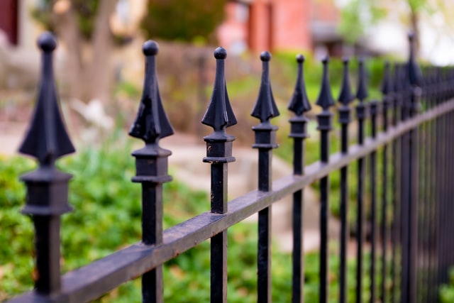 garden-edging-ideas-wrought-iron