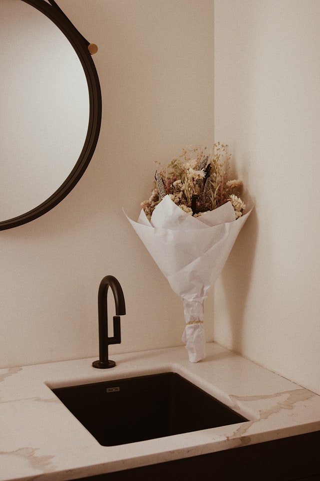 modern-contemporary-bathrooms-black-blush