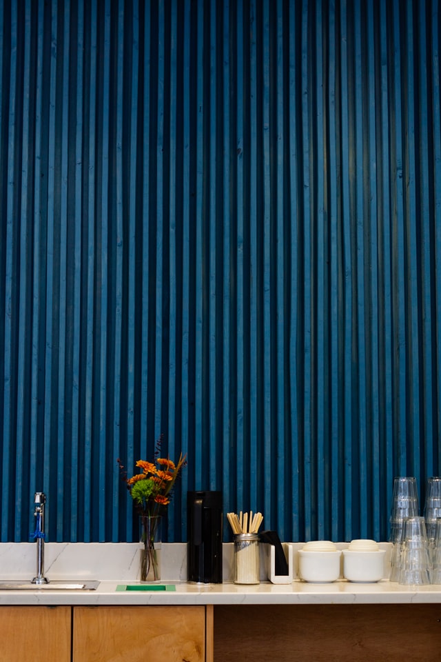 blue-bathroom-feature-wall