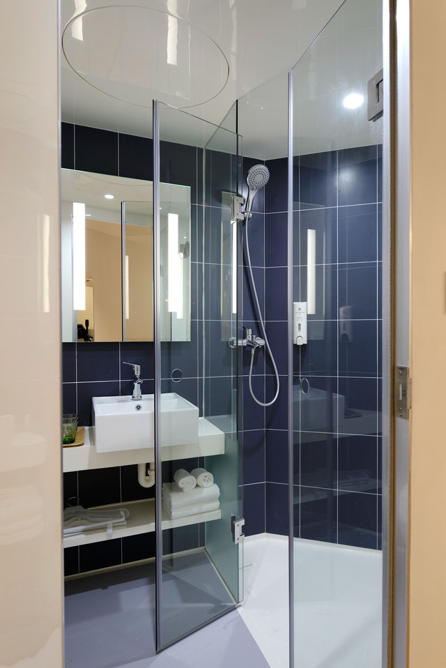 bathroom-decor-tiled-shower