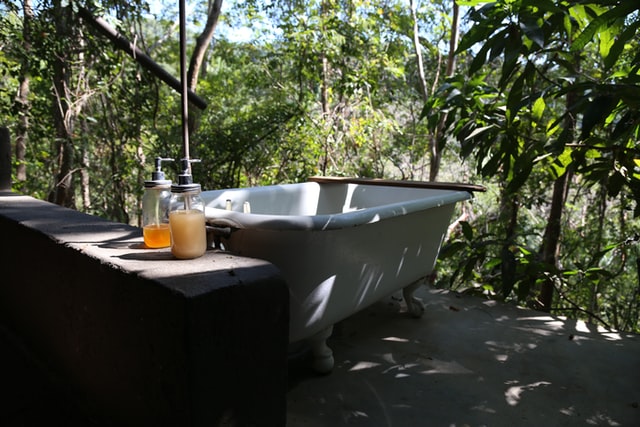 outdoor-bathroom-in-garden