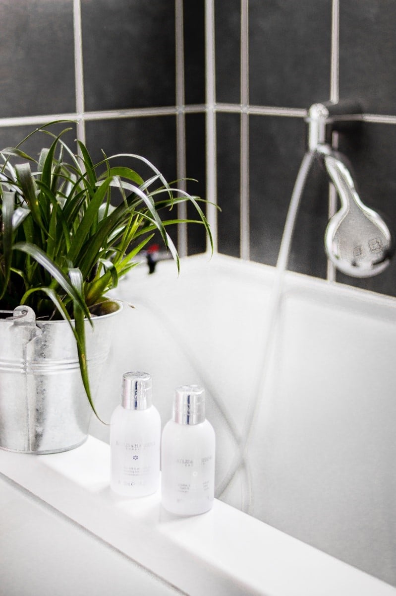 dark-bathroom-and-shiny-metals