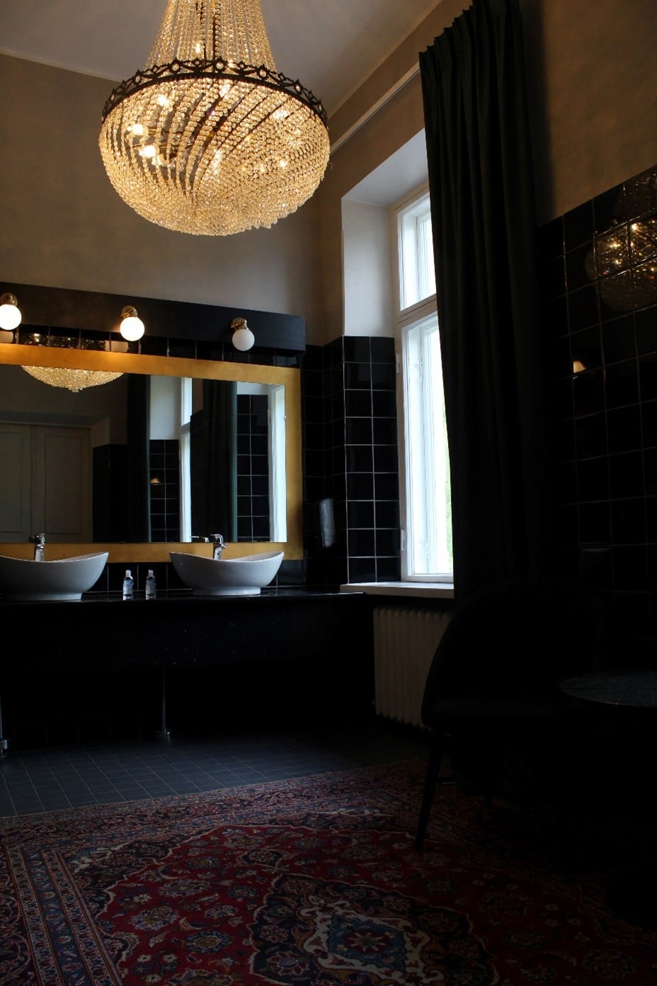 dark-bathroom-chandelier