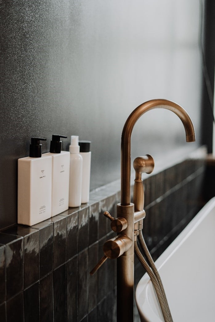 dark-bathroom-glossy-tile