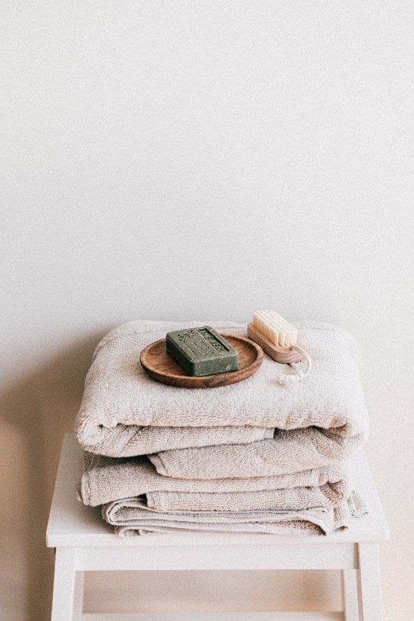 farmhouse-bathroom-neutral-towels