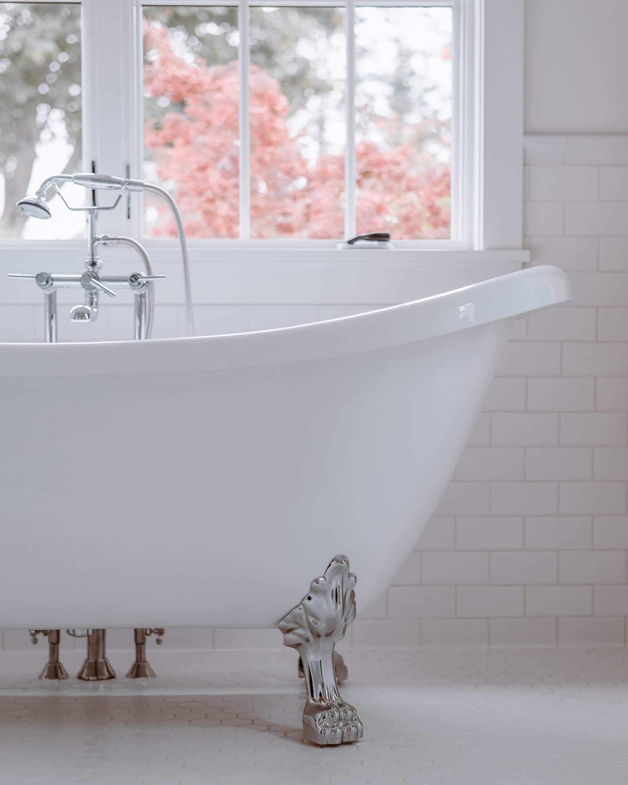 farmhouse-bathroom-romantic