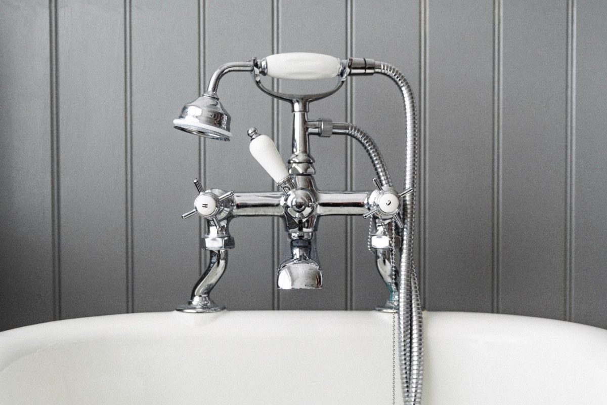 farmhouse-bathroom-vintage-hardware-header