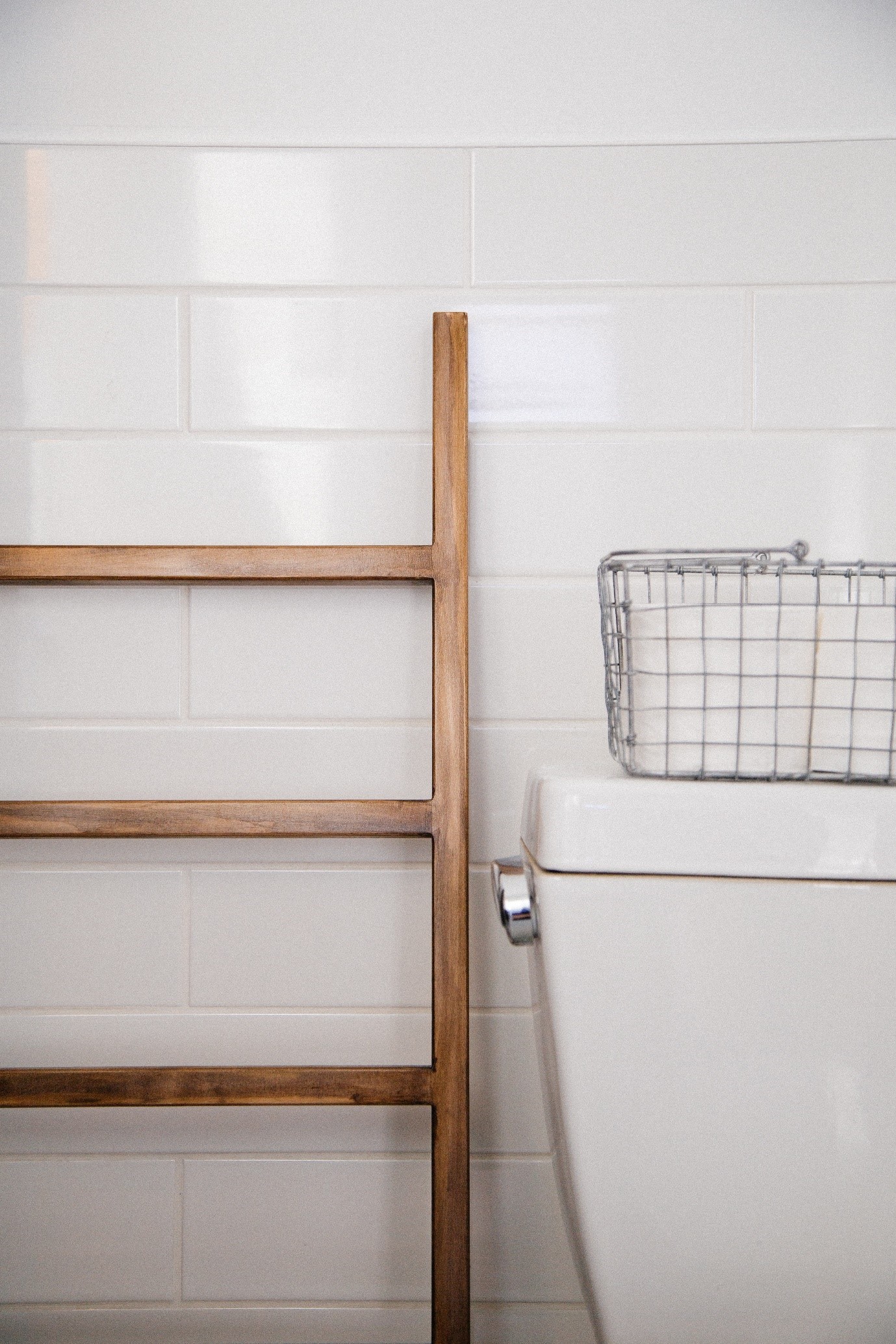 farmhouse-bathroom-wooden-ladder