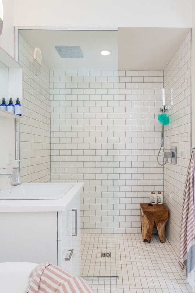 narrow-bathroom-shower-seating