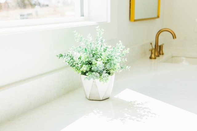 French-provincial-bathroom-flowers